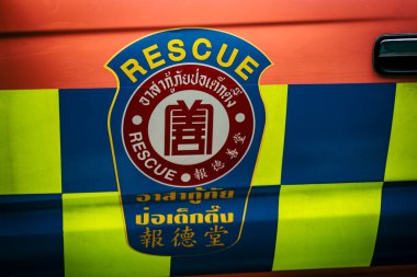 Bangkok, Tayland, 2 Nisan 2025 'te Bangkok' ta meydana gelen depremden sonra yıkılan bir binanın inşaat alanına itfaiyeciler yerleştirildi. Birçok kurban hala enkaz altında..