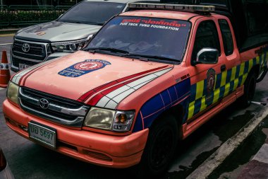 Bangkok, Tayland, 2 Nisan 2025 'te Bangkok' ta meydana gelen depremden sonra yıkılan bir binanın inşaat alanına itfaiyeciler yerleştirildi. Birçok kurban hala enkaz altında..