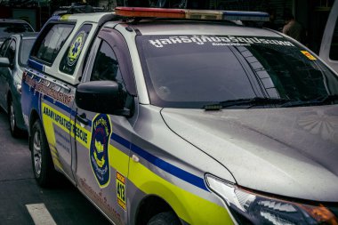 Bangkok, Tayland, 2 Nisan 2025 'te Bangkok' ta meydana gelen depremden sonra yıkılan bir binanın inşaat alanına itfaiyeciler yerleştirildi. Birçok kurban hala enkaz altında..