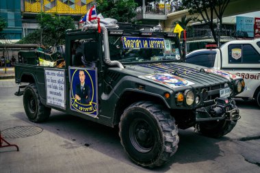 Bangkok, Tayland, 2 Nisan 2025 'te Bangkok' ta meydana gelen depremden sonra yıkılan bir binanın inşaat alanına itfaiyeciler yerleştirildi. Birçok kurban hala enkaz altında..