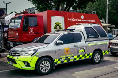 Bangkok, Tayland, 2 Nisan 2025 'te Bangkok' ta meydana gelen depremden sonra yıkılan bir binanın inşaat alanına itfaiyeciler yerleştirildi. Birçok kurban hala enkaz altında..