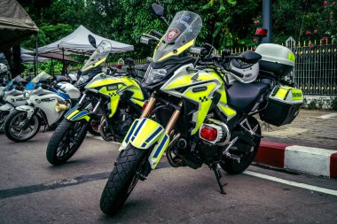 Bangkok, Tayland, 2 Nisan 2025. Bangkok 'taki depremden sonra çökmüş bir binada kolluk kuvvetleri görevlendirildi. Birçok kurban hala enkaz altında..