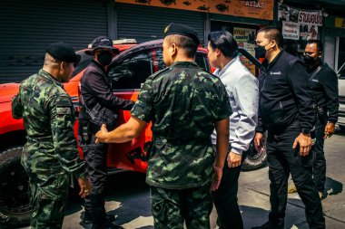 Bangkok, Tayland, 2 Nisan 2025. Bangkok 'taki depremden sonra çökmüş bir binada kolluk kuvvetleri görevlendirildi. Birçok kurban hala enkaz altında..