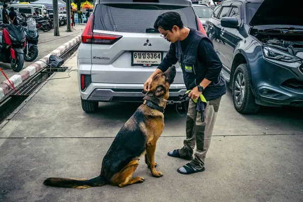 Bangkok, Tayland, 2 Nisan 2025. Bangkok depremi sonrası yıkılan yüksek binaların inşaatında kurtarma ekipleri çalışıyor. Birçok kurban hala enkaz altında..