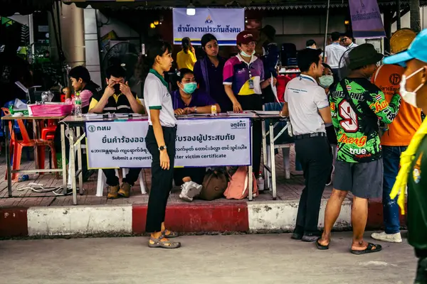 Bangkok, Tayland, Nisan 02, 2025. Kayıp işçilerin yakınları, depremin Tayland başkentini vurmasından sonra çöken yüksek binaların bulunduğu bir çadırda bekliyorlar..