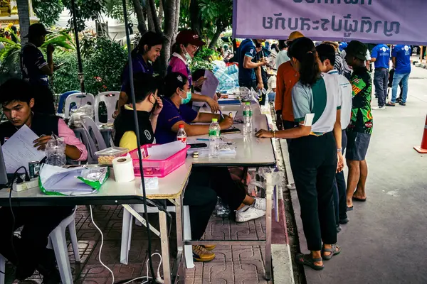 Bangkok, Tayland, Nisan 02, 2025. Kayıp işçilerin yakınları, depremin Tayland başkentini vurmasından sonra çöken yüksek binaların bulunduğu bir çadırda bekliyorlar..