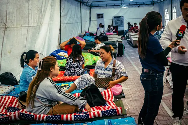 Bangkok, Tayland, Nisan 02, 2025. Kayıp işçilerin yakınları, depremin Tayland başkentini vurmasından sonra çöken yüksek binaların bulunduğu bir çadırda bekliyorlar..