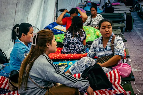 Bangkok, Tayland, Nisan 02, 2025. Kayıp işçilerin yakınları, depremin Tayland başkentini vurmasından sonra çöken yüksek binaların bulunduğu bir çadırda bekliyorlar..