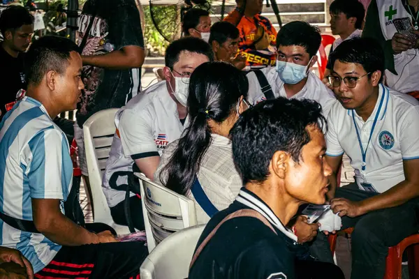 Bangkok, Tayland, Nisan 02, 2025. Kayıp işçilerin yakınları, depremin Tayland başkentini vurmasından sonra çöken yüksek binaların bulunduğu bir çadırda bekliyorlar..