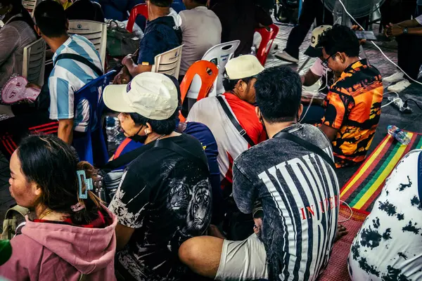 Bangkok, Tayland, Nisan 02, 2025. Kayıp işçilerin yakınları, depremin Tayland başkentini vurmasından sonra çöken yüksek binaların bulunduğu bir çadırda bekliyorlar..