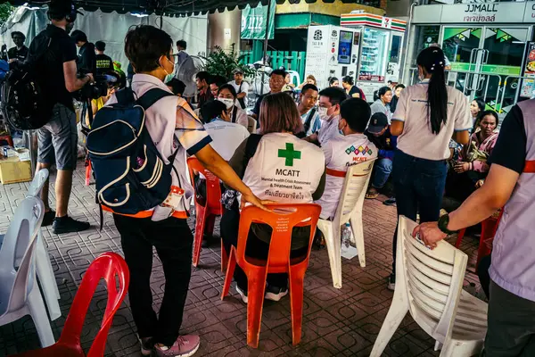 Bangkok, Tayland, Nisan 02, 2025. Kayıp işçilerin yakınları, depremin Tayland başkentini vurmasından sonra çöken yüksek binaların bulunduğu bir çadırda bekliyorlar..