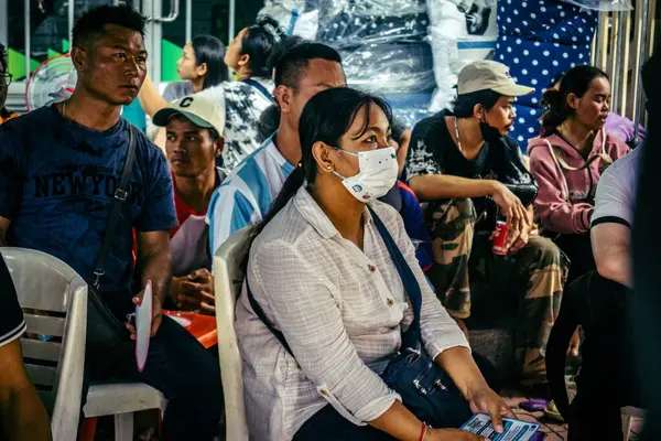 Bangkok, Tayland, Nisan 02, 2025. Kayıp işçilerin yakınları, depremin Tayland başkentini vurmasından sonra çöken yüksek binaların bulunduğu bir çadırda bekliyorlar..
