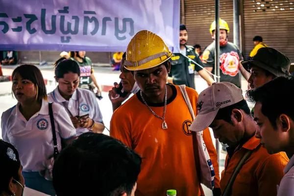 Bangkok, Tayland, Nisan 02, 2025. Kayıp işçilerin yakınları, depremin Tayland başkentini vurmasından sonra çöken yüksek binaların bulunduğu bir çadırda bekliyorlar..