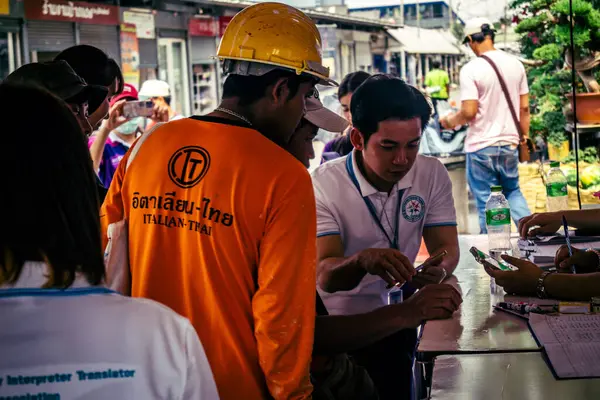 Bangkok, Tayland, Nisan 02, 2025. Kayıp işçilerin yakınları, depremin Tayland başkentini vurmasından sonra çöken yüksek binaların bulunduğu bir çadırda bekliyorlar..