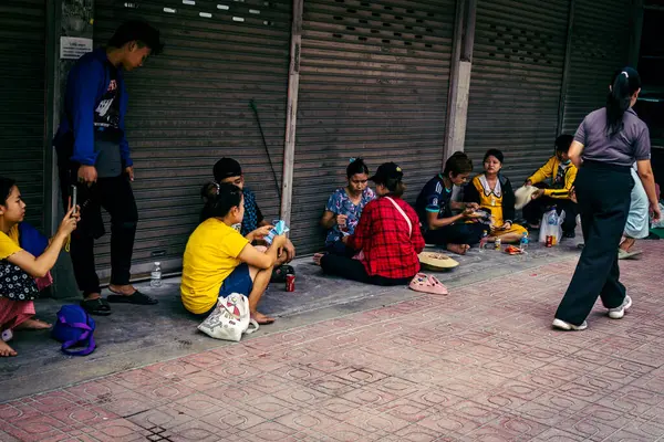 Bangkok, Tayland, Nisan 02, 2025. Kayıp işçilerin yakınları, depremin Tayland başkentini vurmasından sonra çöken yüksek binaların bulunduğu bir çadırda bekliyorlar..