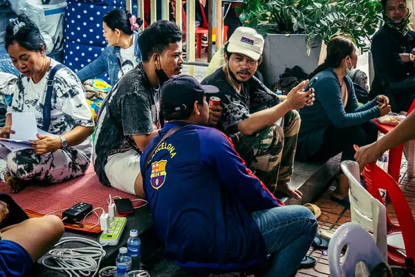 Bangkok, Tayland, Nisan 02, 2025. Kayıp işçilerin yakınları, depremin Tayland başkentini vurmasından sonra çöken yüksek binaların bulunduğu bir çadırda bekliyorlar..