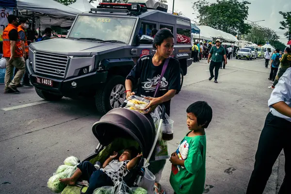 Bangkok, Tayland, Nisan 02, 2025. Kayıp işçilerin yakınları, depremin Tayland başkentini vurmasından sonra çöken yüksek binaların bulunduğu bir çadırda bekliyorlar..