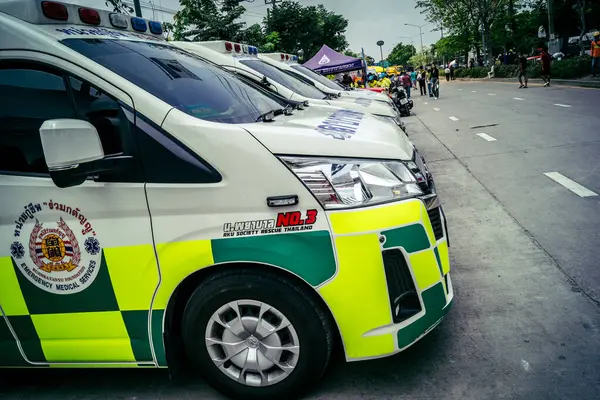 Bangkok, Tayland, 2 Nisan 2025 'te Bangkok' ta meydana gelen depremden sonra yıkılan bir binanın inşaatı devam ediyor. Birçok kurban hala enkaz altında..