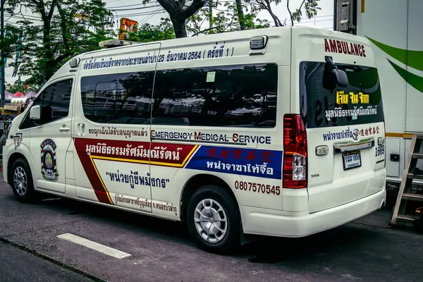 Bangkok, Tayland, 2 Nisan 2025 'te Bangkok' ta meydana gelen depremden sonra yıkılan bir binanın inşaatı devam ediyor. Birçok kurban hala enkaz altında..