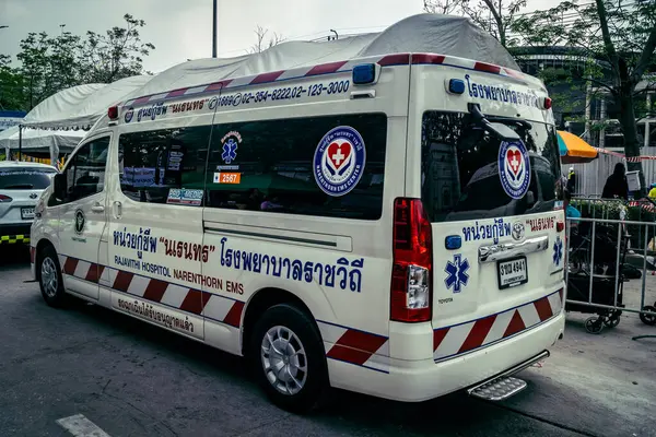 Bangkok, Tayland, 2 Nisan 2025 'te Bangkok' ta meydana gelen depremden sonra yıkılan bir binanın inşaatı devam ediyor. Birçok kurban hala enkaz altında..