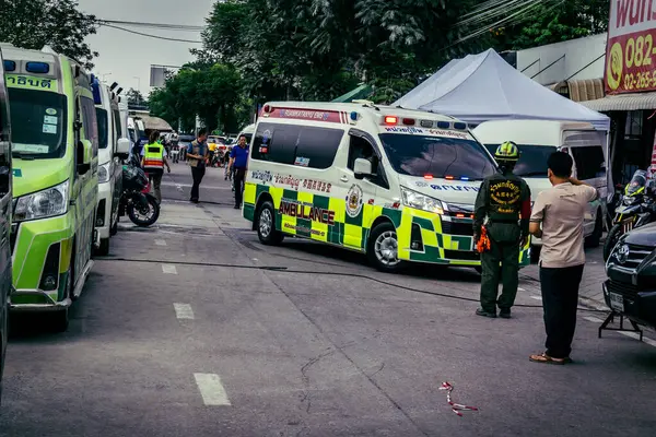 Bangkok, Tayland, 2 Nisan 2025 'te Bangkok' ta meydana gelen depremden sonra yıkılan bir binanın inşaatı devam ediyor. Birçok kurban hala enkaz altında..