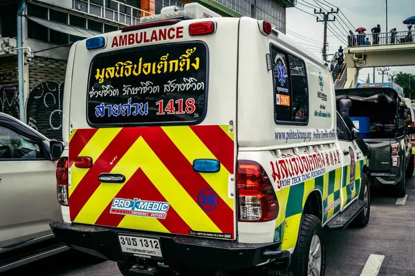 Bangkok, Tayland, 2 Nisan 2025 'te Bangkok' ta meydana gelen depremden sonra yıkılan bir binanın inşaatı devam ediyor. Birçok kurban hala enkaz altında..