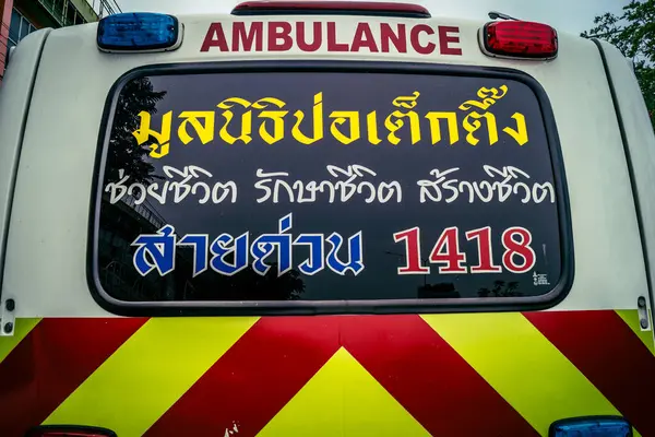 Bangkok, Tayland, 2 Nisan 2025 'te Bangkok' ta meydana gelen depremden sonra yıkılan bir binanın inşaatı devam ediyor. Birçok kurban hala enkaz altında..