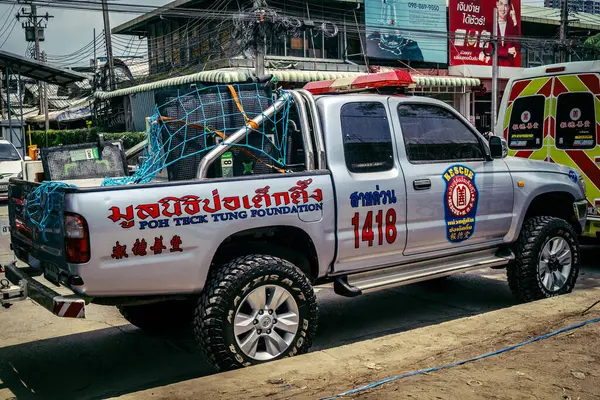 Bangkok, Tayland, 2 Nisan 2025 'te Bangkok' ta meydana gelen depremden sonra yıkılan bir binanın inşaat alanına itfaiyeciler yerleştirildi. Birçok kurban hala enkaz altında..