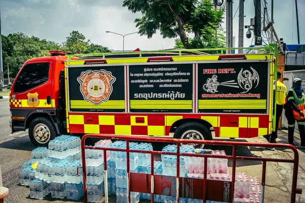 Bangkok, Tayland, 2 Nisan 2025 'te Bangkok' ta meydana gelen depremden sonra yıkılan bir binanın inşaat alanına itfaiyeciler yerleştirildi. Birçok kurban hala enkaz altında..