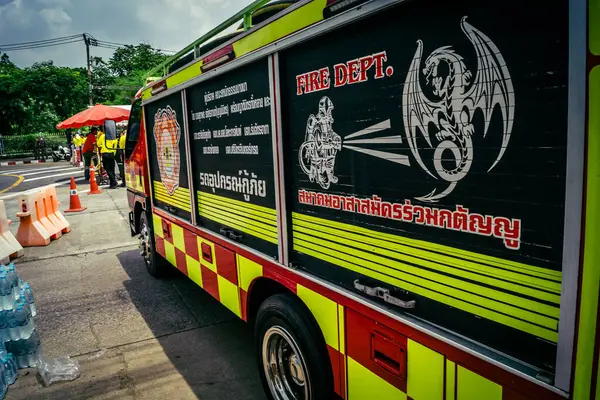 Bangkok, Tayland, 2 Nisan 2025 'te Bangkok' ta meydana gelen depremden sonra yıkılan bir binanın inşaat alanına itfaiyeciler yerleştirildi. Birçok kurban hala enkaz altında..