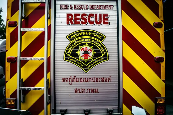 Bangkok, Tayland, 2 Nisan 2025 'te Bangkok' ta meydana gelen depremden sonra yıkılan bir binanın inşaat alanına itfaiyeciler yerleştirildi. Birçok kurban hala enkaz altında..