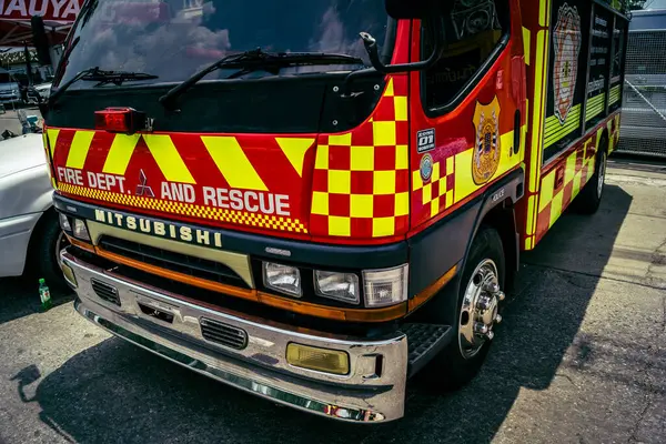 Bangkok, Tayland, 2 Nisan 2025 'te Bangkok' ta meydana gelen depremden sonra yıkılan bir binanın inşaat alanına itfaiyeciler yerleştirildi. Birçok kurban hala enkaz altında..