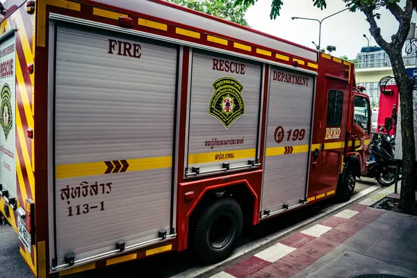 Bangkok, Tayland, 2 Nisan 2025 'te Bangkok' ta meydana gelen depremden sonra yıkılan bir binanın inşaat alanına itfaiyeciler yerleştirildi. Birçok kurban hala enkaz altında..