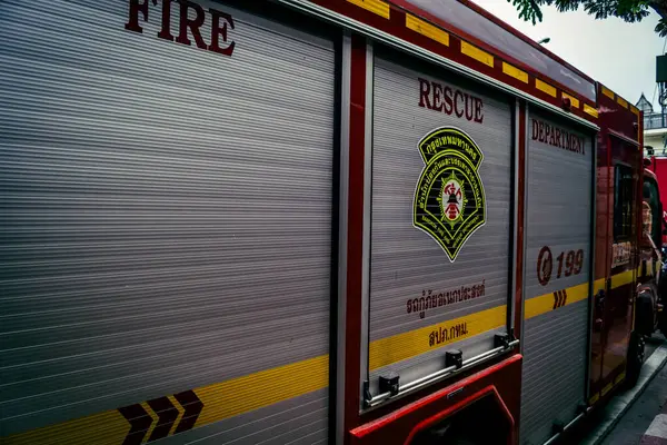 Bangkok, Tayland, 2 Nisan 2025 'te Bangkok' ta meydana gelen depremden sonra yıkılan bir binanın inşaat alanına itfaiyeciler yerleştirildi. Birçok kurban hala enkaz altında..