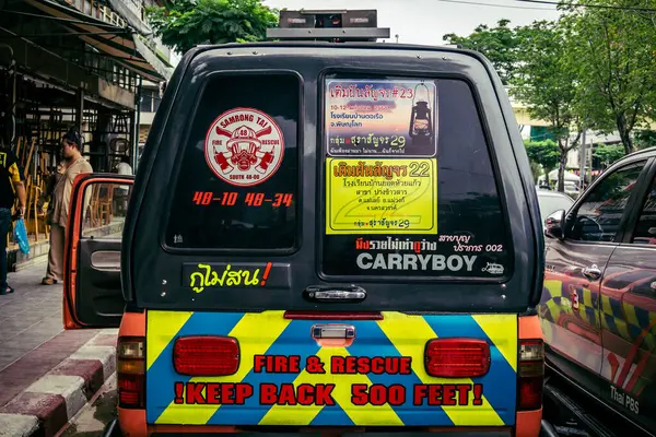 Bangkok, Tayland, 2 Nisan 2025 'te Bangkok' ta meydana gelen depremden sonra yıkılan bir binanın inşaat alanına itfaiyeciler yerleştirildi. Birçok kurban hala enkaz altında..