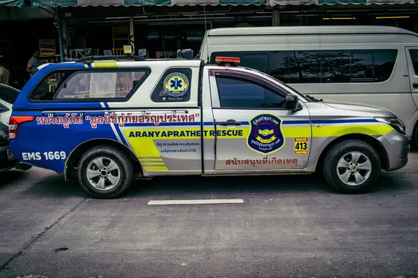 Bangkok, Tayland, 2 Nisan 2025 'te Bangkok' ta meydana gelen depremden sonra yıkılan bir binanın inşaat alanına itfaiyeciler yerleştirildi. Birçok kurban hala enkaz altında..