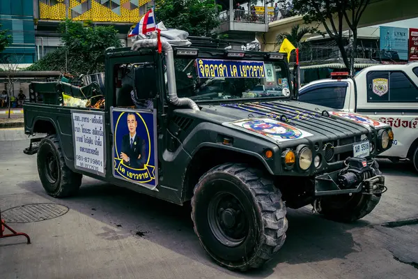 Bangkok, Tayland, 2 Nisan 2025 'te Bangkok' ta meydana gelen depremden sonra yıkılan bir binanın inşaat alanına itfaiyeciler yerleştirildi. Birçok kurban hala enkaz altında..