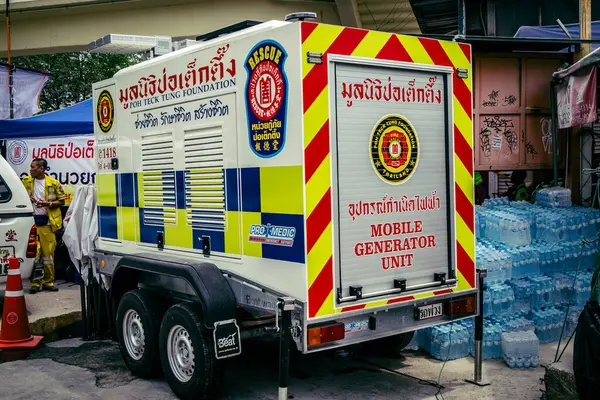 Bangkok, Tayland, 2 Nisan 2025 'te Bangkok' ta meydana gelen depremden sonra yıkılan bir binanın inşaat alanına itfaiyeciler yerleştirildi. Birçok kurban hala enkaz altında..