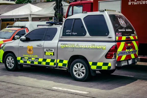 Bangkok, Tayland, 2 Nisan 2025 'te Bangkok' ta meydana gelen depremden sonra yıkılan bir binanın inşaat alanına itfaiyeciler yerleştirildi. Birçok kurban hala enkaz altında..