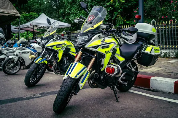 Bangkok, Tayland, 2 Nisan 2025. Bangkok 'taki depremden sonra çökmüş bir binada kolluk kuvvetleri görevlendirildi. Birçok kurban hala enkaz altında..