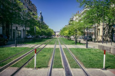 Reims, Fransa - 4 Nisan 2025. Fransa 'nın ikonik bir şehri olan Reims sokaklarından modern bir elektrikli tramvay geçiyor. Bu, şehri dolaşmak için hızlı ve ekonomik bir yol..