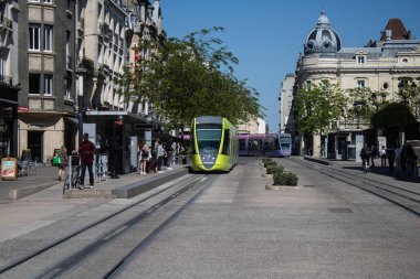 Reims, Fransa - 4 Nisan 2025. Fransa 'nın ikonik bir şehri olan Reims sokaklarından modern bir elektrikli tramvay geçiyor. Bu, şehri dolaşmak için hızlı ve ekonomik bir yol..