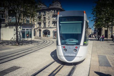 Reims, Fransa - 4 Nisan 2025. Fransa 'nın ikonik bir şehri olan Reims sokaklarından modern bir elektrikli tramvay geçiyor. Bu, şehri dolaşmak için hızlı ve ekonomik bir yol..