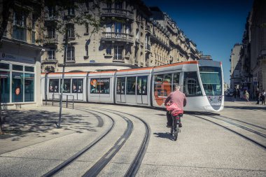 Reims, Fransa - 4 Nisan 2025. Fransa 'nın ikonik bir şehri olan Reims sokaklarından modern bir elektrikli tramvay geçiyor. Bu, şehri dolaşmak için hızlı ve ekonomik bir yol..