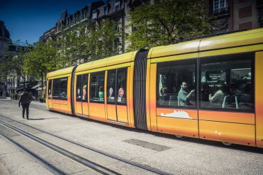Reims, Fransa - 4 Nisan 2025. Fransa 'nın ikonik bir şehri olan Reims sokaklarından modern bir elektrikli tramvay geçiyor. Bu, şehri dolaşmak için hızlı ve ekonomik bir yol..