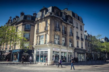 Reims, Fransa - 4 Nisan 2025. Reims şehri, Fransa 'nın Şampanya Bölgesi' nin ikonik şehri ve başkenti. Yeniden yapılanmasından bir yüzyıl sonra, Şampanya şehri Art Deco tarzıyla övünüyor..