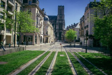 Reims, Fransa - 4 Nisan 2025. Fransa 'nın ikonik bir şehri olan Reims sokaklarından modern bir elektrikli tramvay geçiyor. Bu, şehri dolaşmak için hızlı ve ekonomik bir yol..