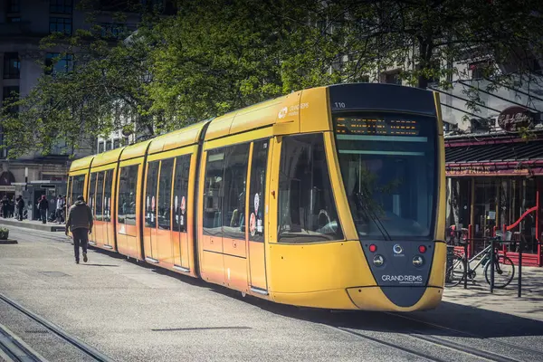 Reims, Fransa - 4 Nisan 2025. Fransa 'nın ikonik bir şehri olan Reims sokaklarından modern bir elektrikli tramvay geçiyor. Bu, şehri dolaşmak için hızlı ve ekonomik bir yol..