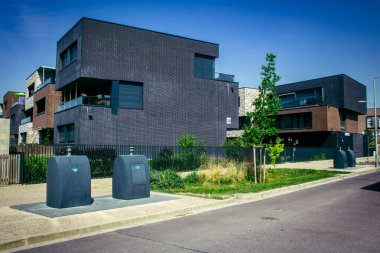 Reims, Fransa, 02 Mayıs 2025 Cityscape ve Reims şehrindeki binaların modern mimarisi. Mimarideki modernizm, süs üzerindeki vurgusu ile karakterize edilir..