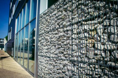 Reims, Fransa, 02 Mayıs 2025 Cityscape ve Reims şehrindeki binaların modern mimarisi. Mimarideki modernizm, süs üzerindeki vurgusu ile karakterize edilir..